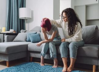 Психологи кажуть, що звички виховання дітей можуть бути причиною труднощів у дорослому віці, і що робити замість цього.