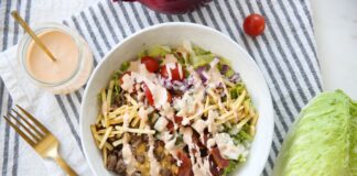 Cheeseburger-saladekommen: een gedeconstrueerde klassieker