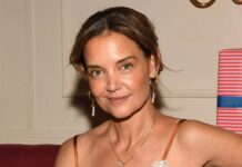 Кейті Холмс представляє сміливий святковий образ, який відображає зростаючий тренд моди