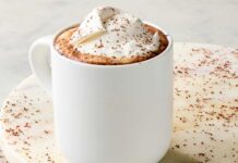 Hotel Chocolat Різдвяний торт зі смаком гарячого шоколаду: британське зимове частування