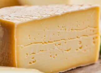 Нове дослідження пов’язує споживання сиру зі зниженням ризику апное уві сні