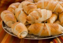 Вірусний Лайфхак на Великдень: “Халупки” зі Листкового Тесту з Ковбасним Наповненням