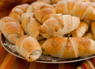 Вірусний Лайфхак на Великдень: “Халупки” зі Листкового Тесту з Ковбасним Наповненням