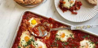 Le secret de la plaque à pâtisserie : comment nourrir une foule avec Shakshuka