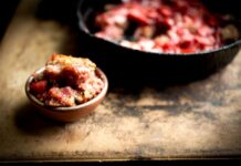 Ностальгічний погляд на традиції: Кобблер із синього кукурудзяного борошна з полуницею