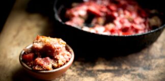 Un tocco nostalgico alla tradizione: il pane di mais blu e fragola