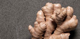 Jak oloupat zázvor mikrorašplí: zero waste