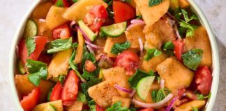 Mengapa Salad Melon dan Tomat Adalah Makanan Sampingan Panggangan Musim Panas Terbaik
