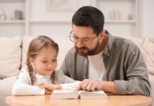 Devoções familiares simples: maneiras criativas de ensinar fé às crianças em casa