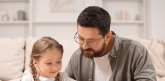 Eenvoudige gezinsdevoties: creatieve manieren om kinderen thuis geloof te leren
