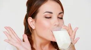 Wie Vollmilch die Fruchtbarkeit steigern könnte, während Magermilch sie behindern könnte